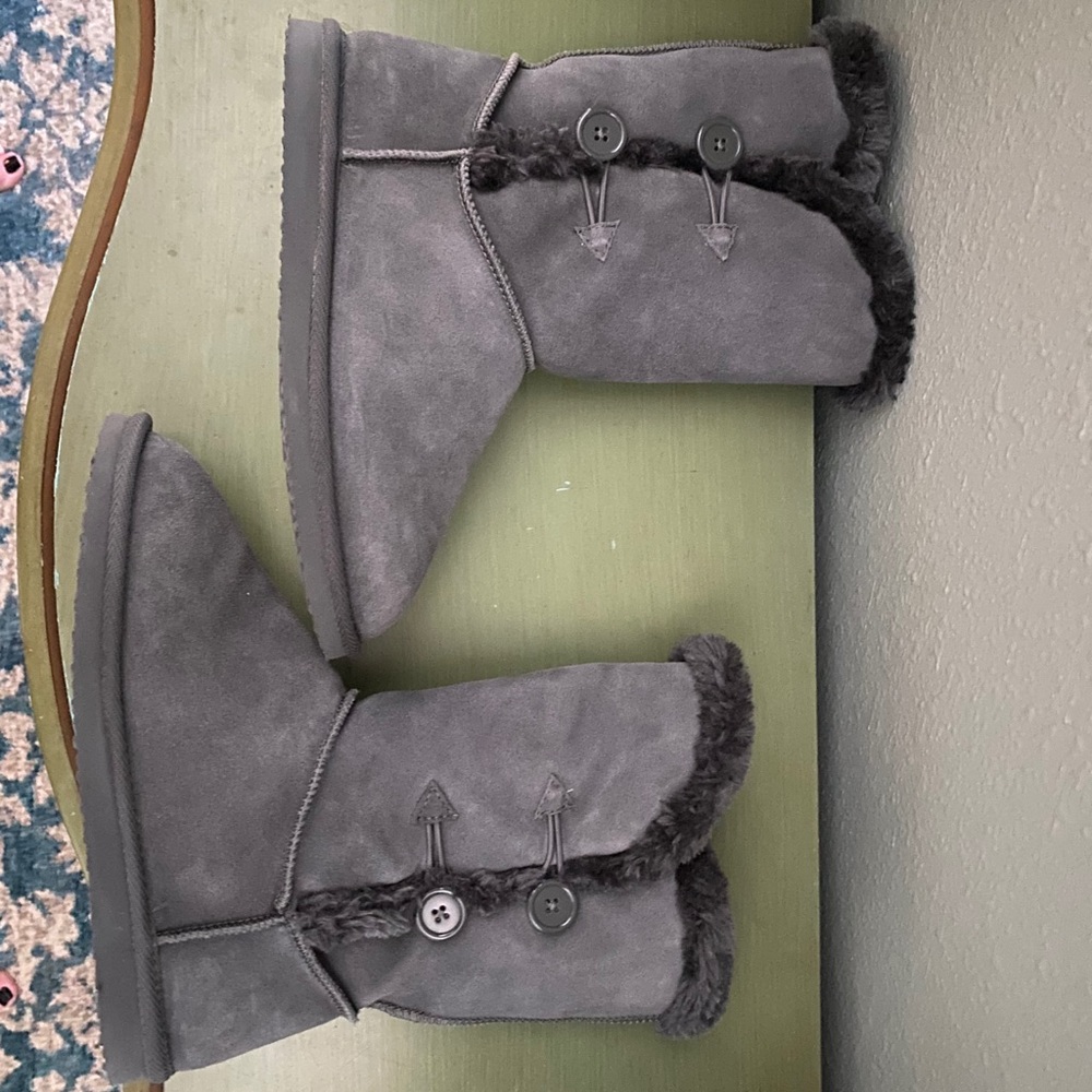 Old Navy Gray Tall Button Fur Adoraboots